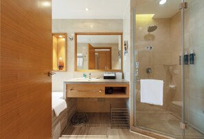 Separate tub and shower, deep soaking tub, free toiletries, hair dryer - Four Points by Sheraton Taicang (Suzhou)