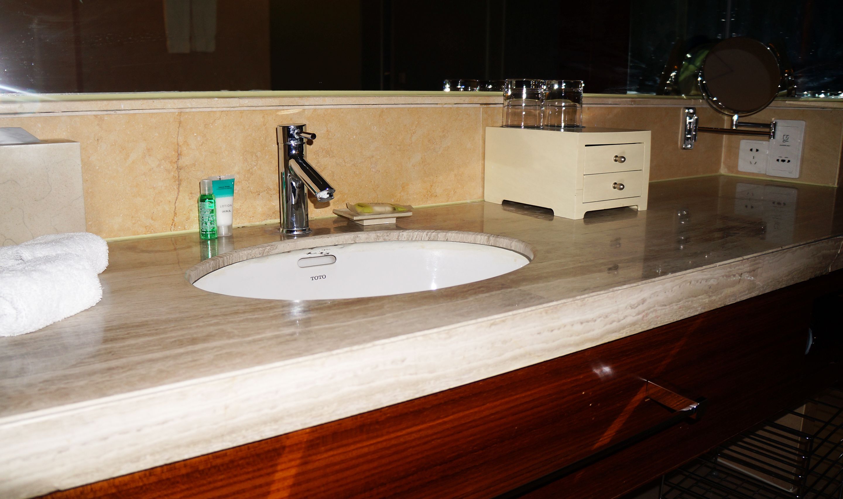 deluxe suite (executive) | bathroom sink