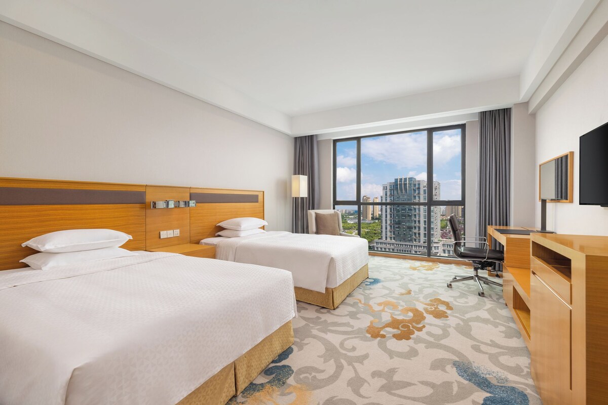 Premium bedding, down comforters, minibar, in-room safe