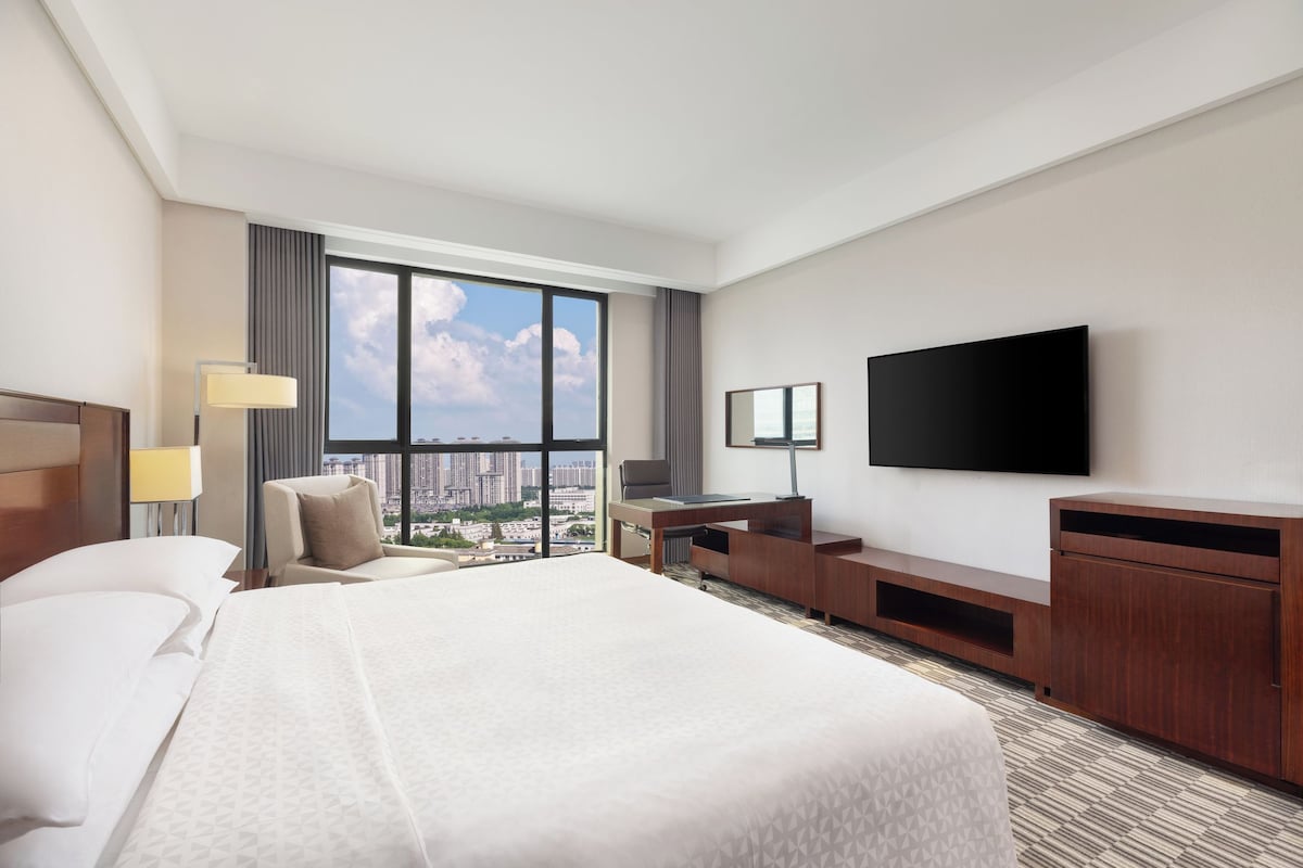 Deluxe Room, 1 King Bed | Premium bedding, down comforters, minibar, in-room safe