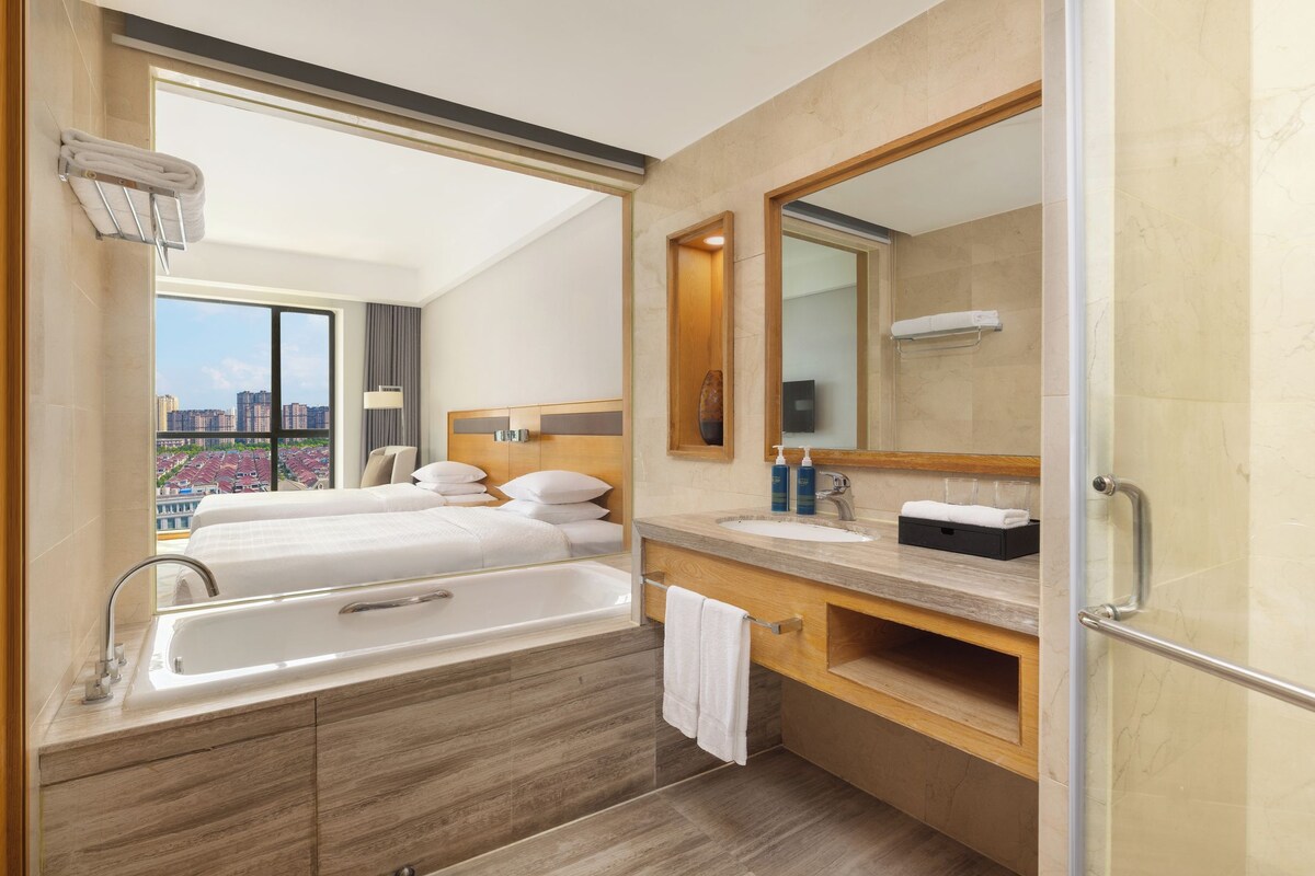 Premium bedding, down comforters, minibar, in-room safe