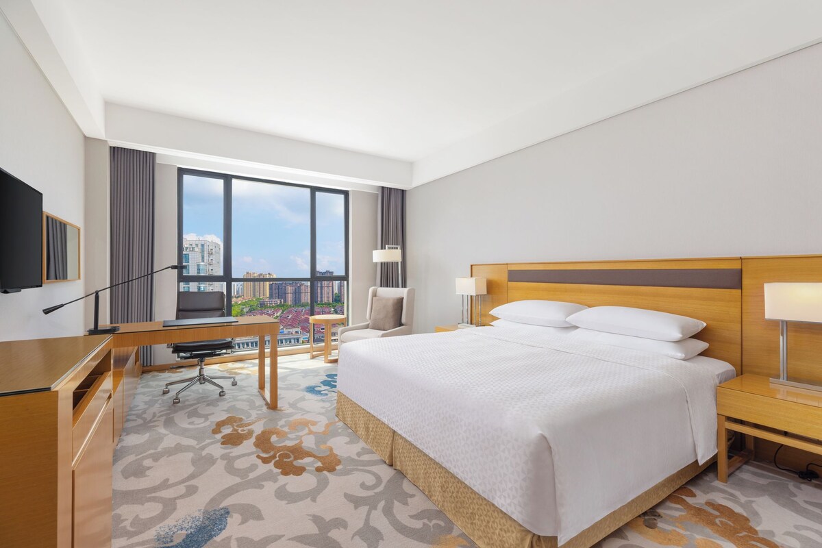 Traditional Room, 1 King Bed | Premium bedding, down comforters, minibar, in-room safe