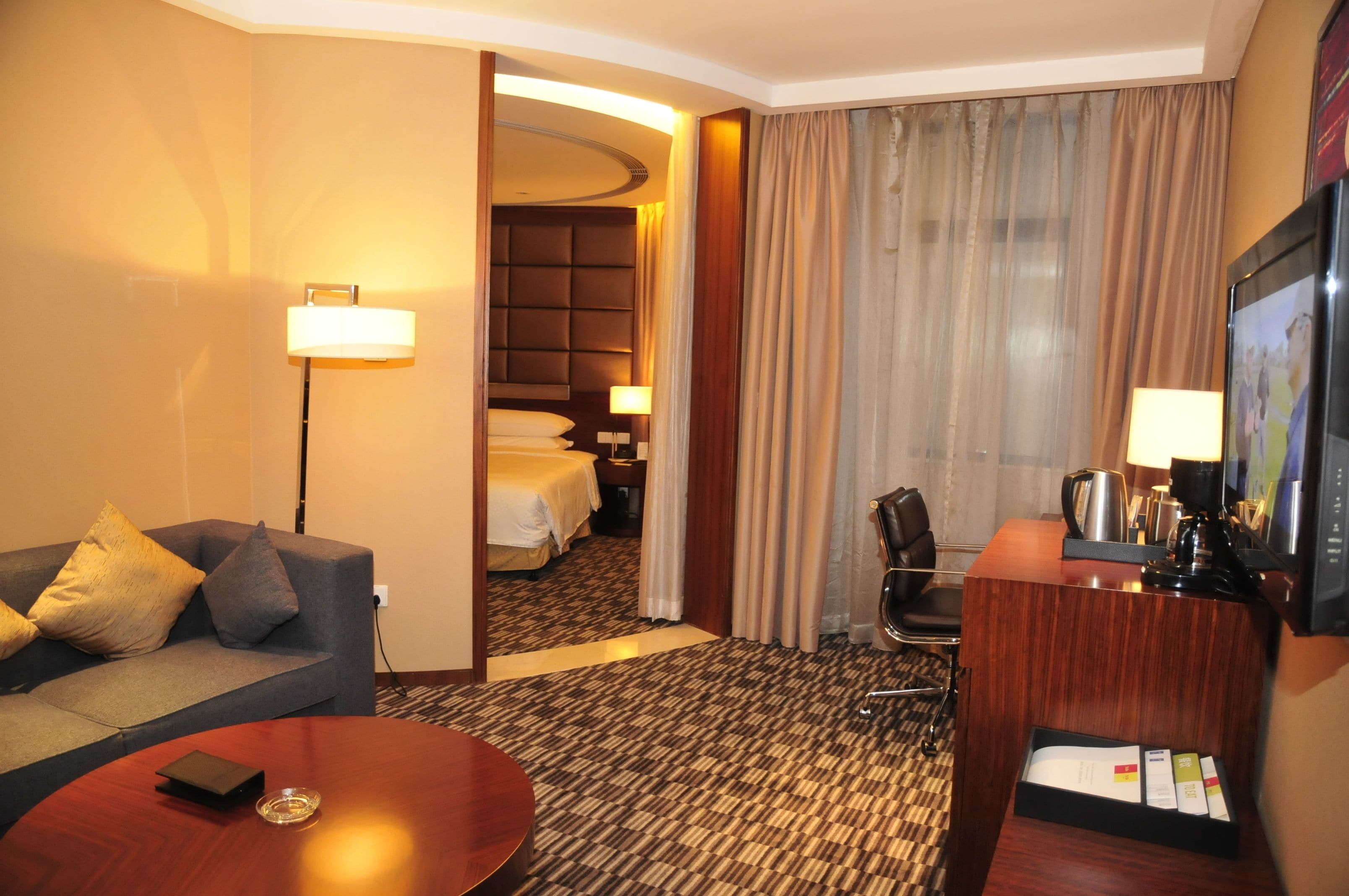 42-inch lcd tv with satellite channels, tv