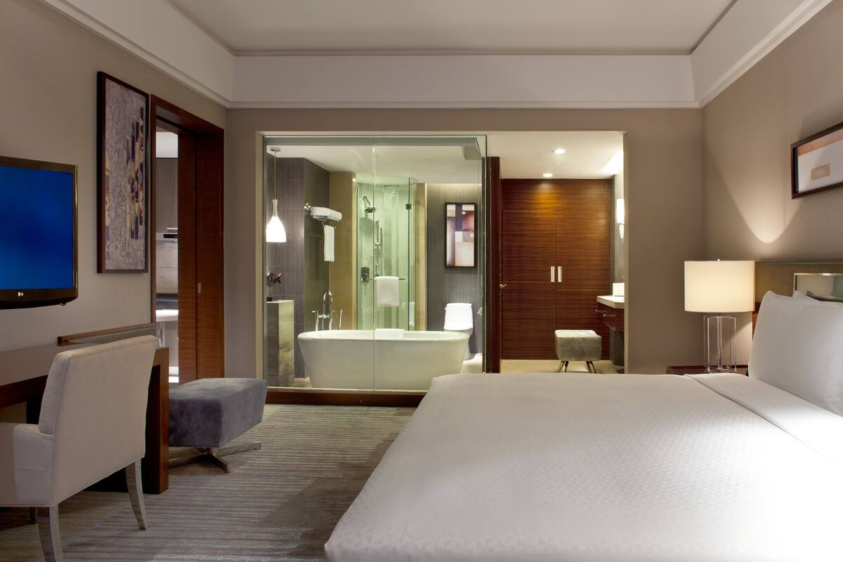 Premium bedding, down duvets, minibar, in-room safe