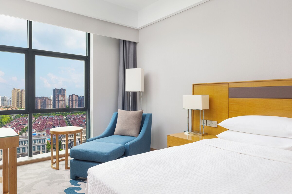 Premium bedding, down comforters, minibar, in-room safe