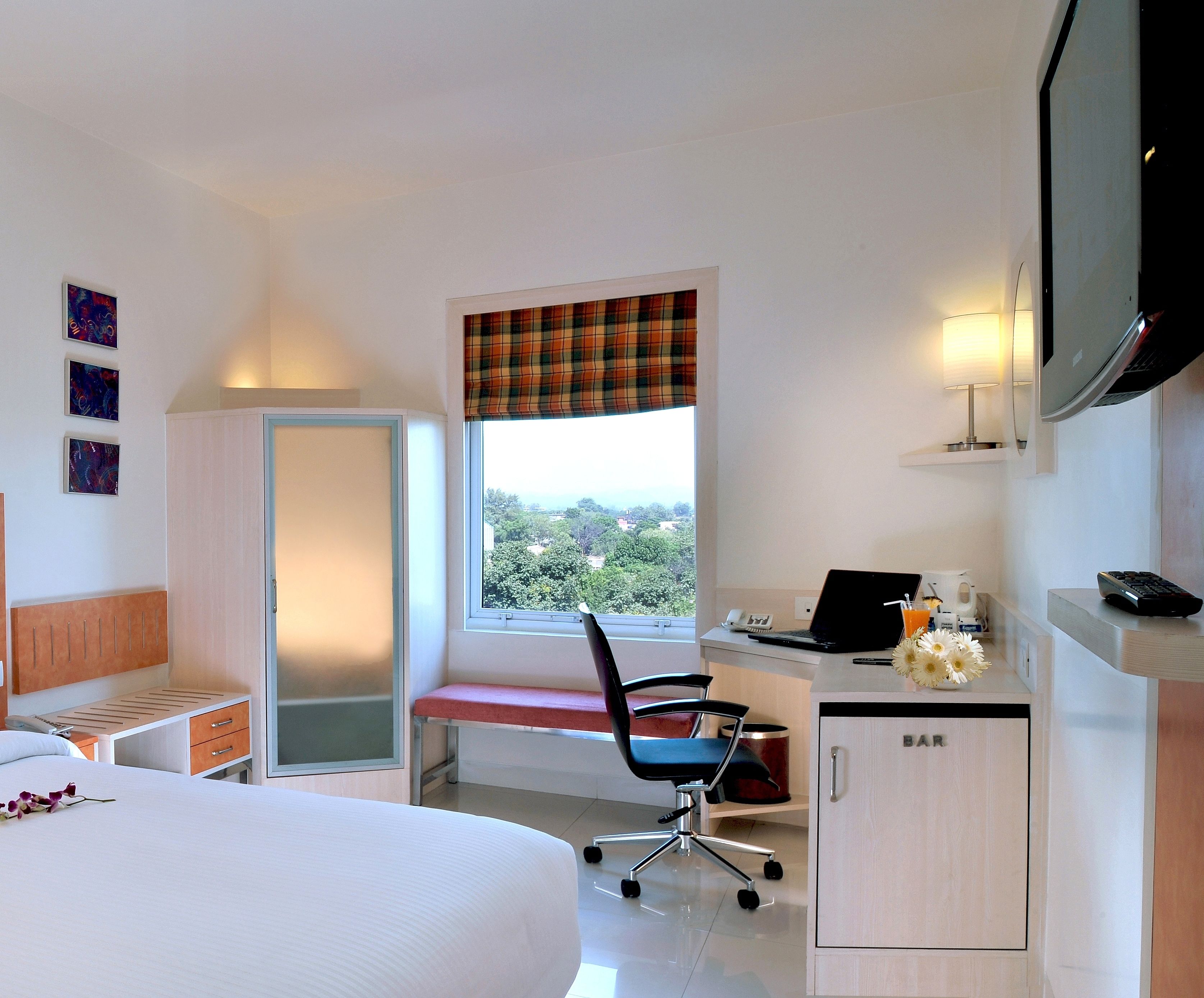 Superior Room | Bathroom | Shower, rainfall showerhead, free toiletries, hair dryer