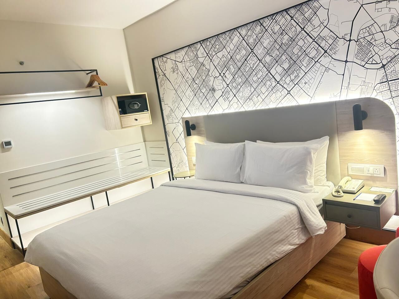 Deluxe Room, 1 Double Bed | Minibar, in-room safe, desk, laptop workspace