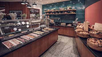 Se ofrece un desayuno bufé (27.00 CHF por persona)