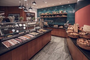 Desayuno buffet diario (CHF 27.00 por persona)