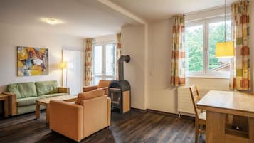 Svit - flera sängar (Standard 3.5-room apartment) | Vardagsrum | Platt-tv, bordsfotboll, ett bordtennisbord och golvvärme