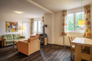 Svit - flera sängar (Standard 3.5-room apartment) | Vardagsrum | Platt-tv, bordsfotboll, ett bordtennisbord och golvvärme