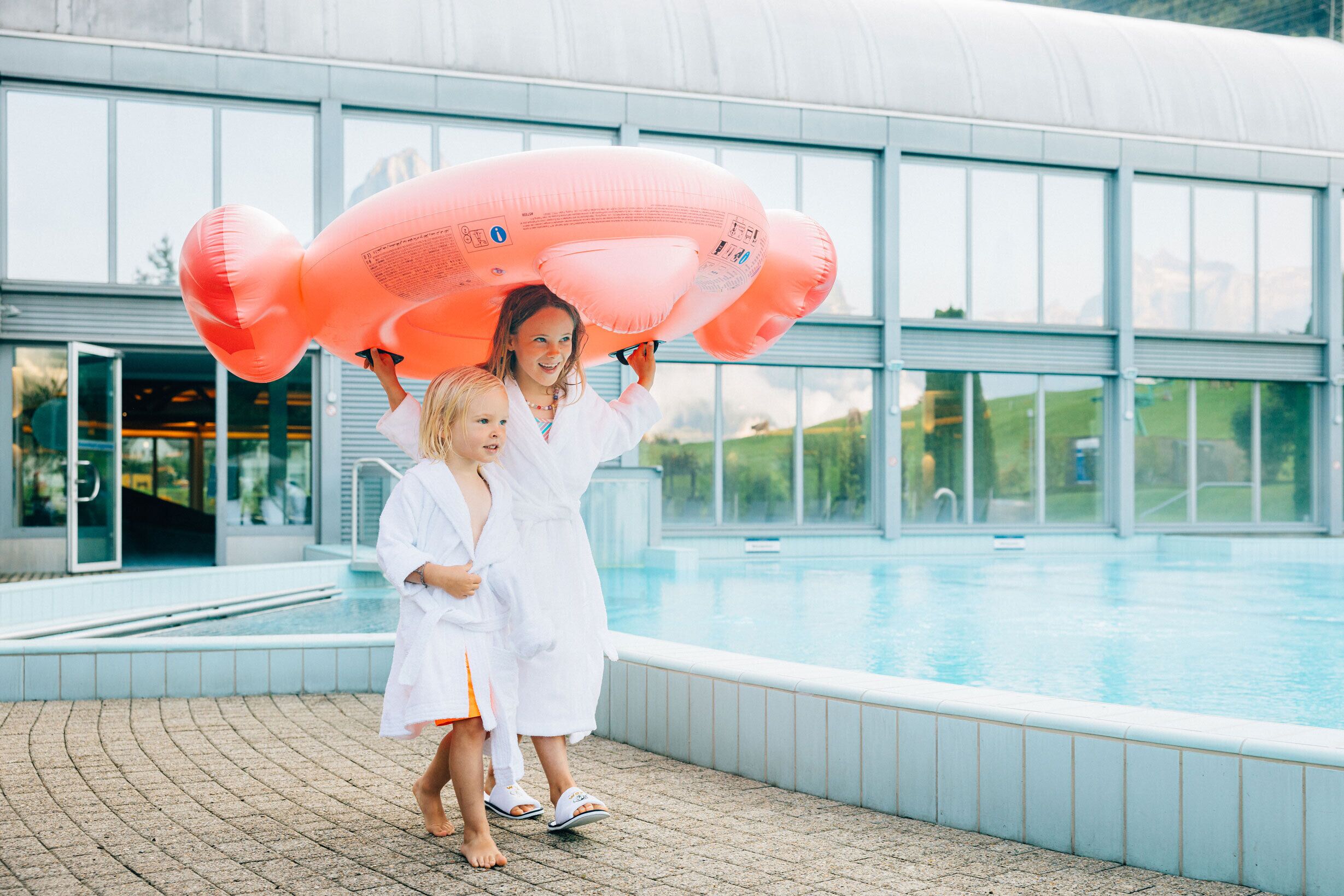 Una piscina techada, una piscina al aire libre, camas de piscina gratis