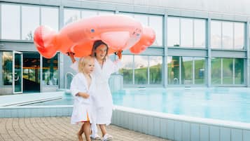 Piscine couverte, piscine extérieure, cabanons gratuits, chaises longues
