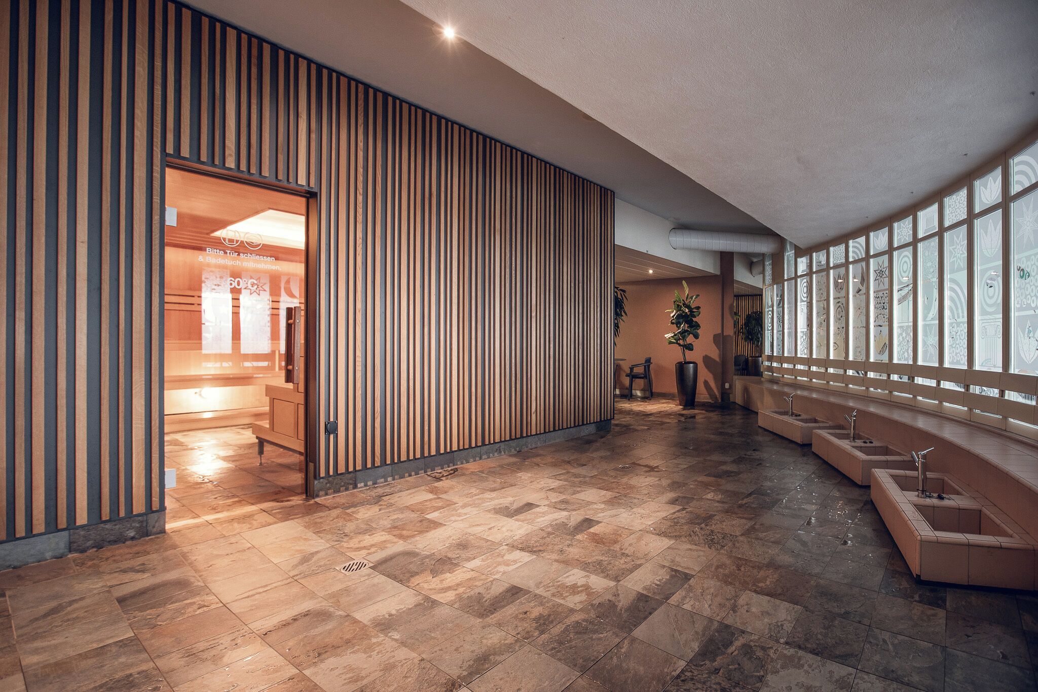 Sauna, Whirlpool, Körperbehandlungen, Aromatherapie, Warmsteinmassagen