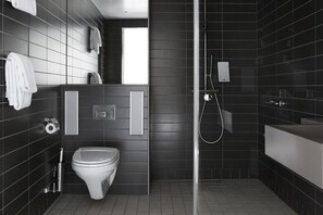 A modern bathroom with a toilet, sink, and shower. - Comfort Hotel Square (Stavanger)