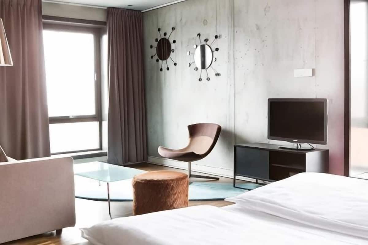 Ropa de cama de alta calidad, colchones con pillow-top y escritorio