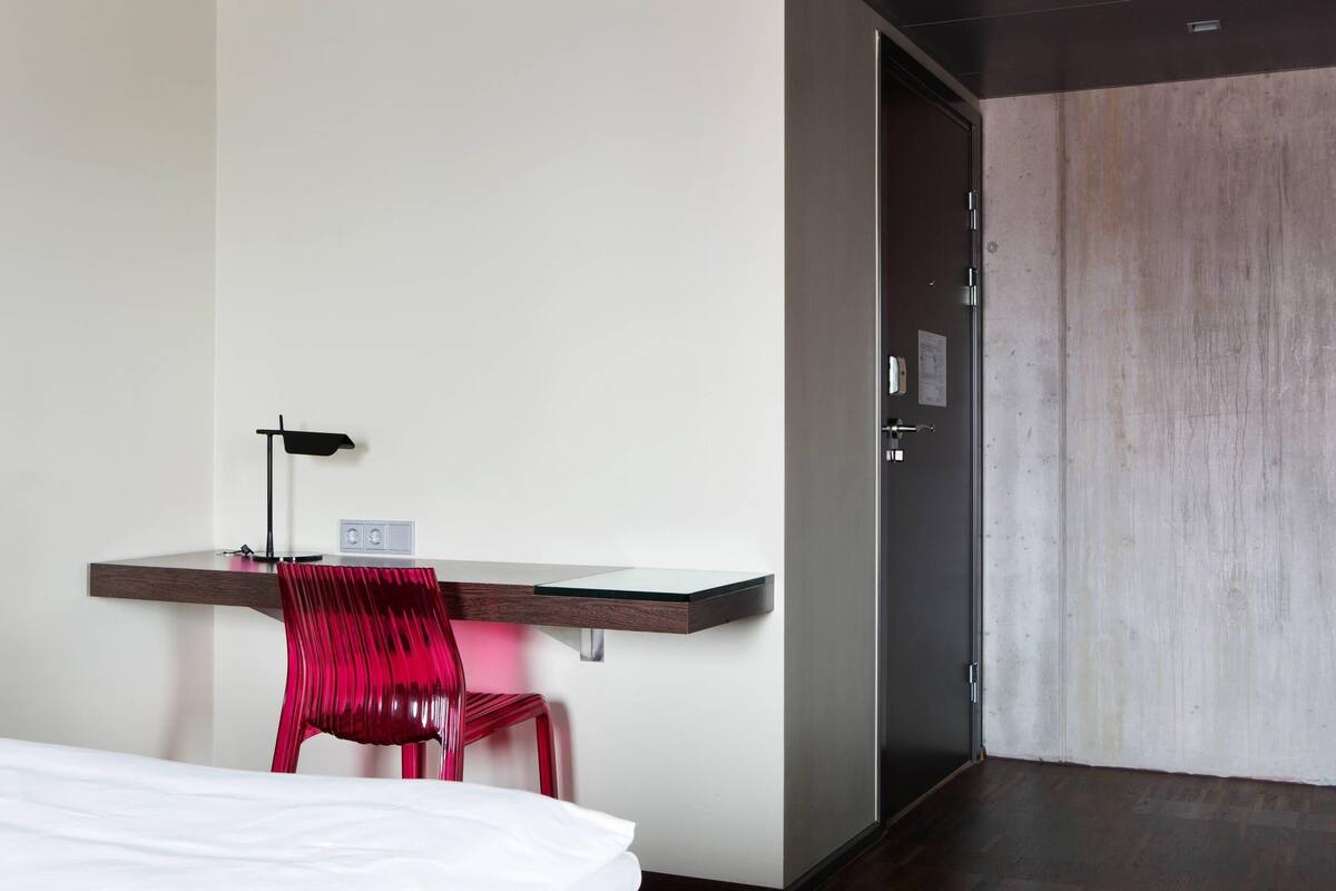 Literie de qualité, lit avec matelas à plateau-coussin, bureau