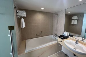 Shower, hair dryer, bathrobes, slippers - Days Inn Guangzhou (Guangzhou)