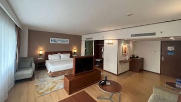 Suite, 1 King Bed (Elegant) | Minibar, in-room safe, desk, rollaway beds