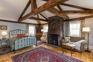 Squamscott Room | 2 多间卧室、高档床上用品、办公桌、遮光窗帘