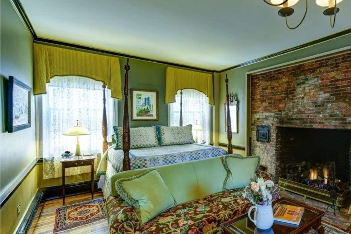 2 Schlafzimmer, hochwertige Bettwaren, Schreibtisch