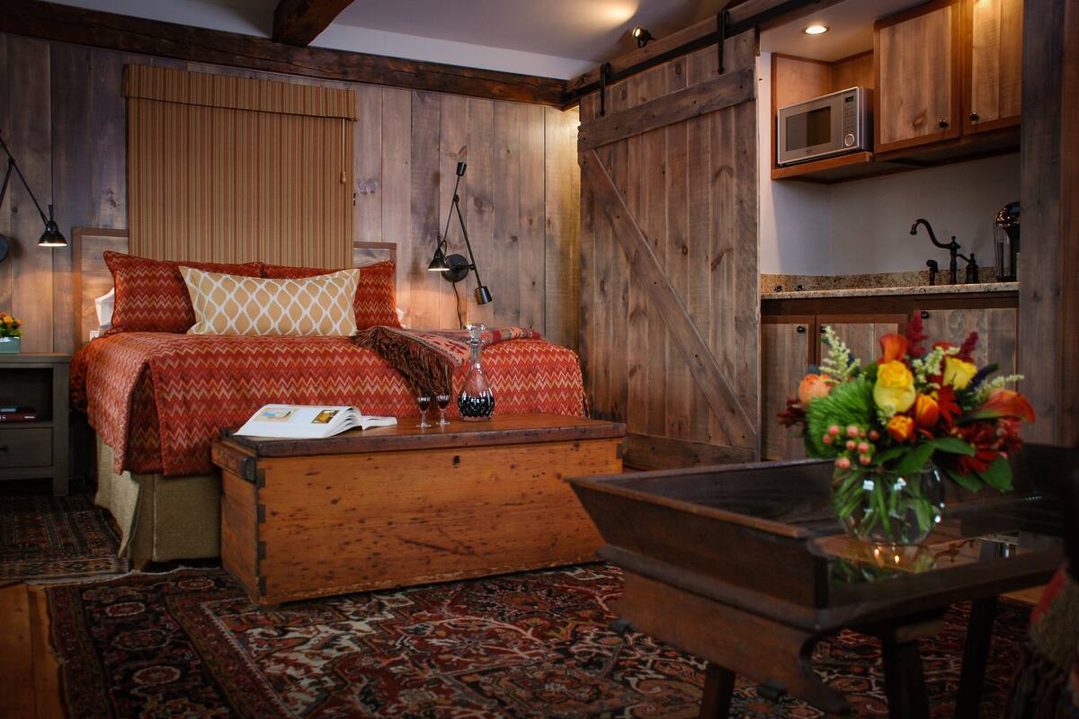 Abenaki Room | 2 多间卧室、高档床上用品、办公桌、遮光窗帘