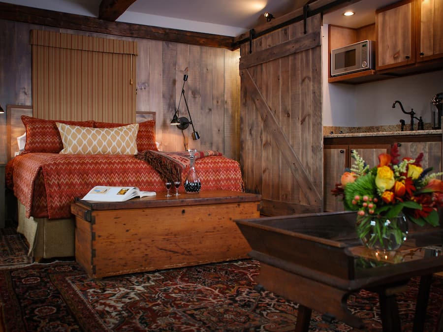 Abenaki Room | 2 makuuhuonetta, ylelliset vuodevaatteet, työpöytä, pimennysverhot