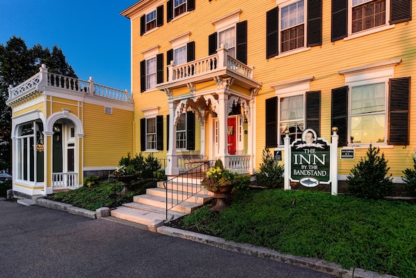 A yellow building with a red door and a sign for 'The Inn by the Bandstand'. - Inn by the bandstand a Boutique Hotel (Exeter)