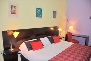 Duntäcken, värdeförvaringsskåp på rummet och skrivbord