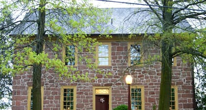 Brownstone Colonial Inn