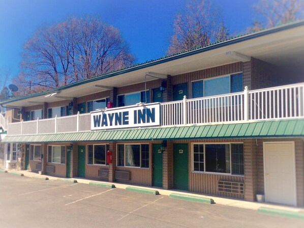 Exterior - Wayne Inn (Honesdale)