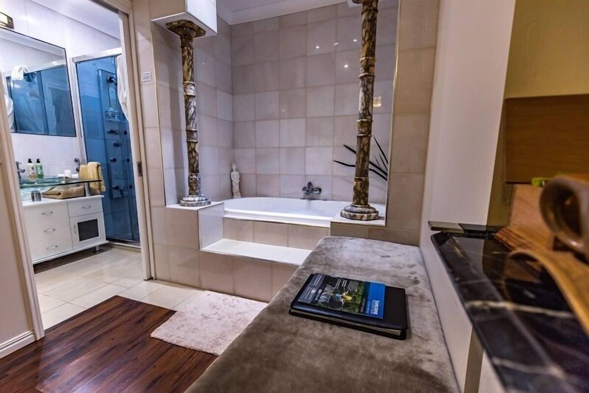 Luxury Suite, 1 Queen Bed | Egyptian cotton sheets, premium bedding, pillow-top beds, minibar