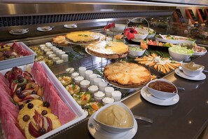 Tägliches Frühstücksbuffet gegen Gebühr