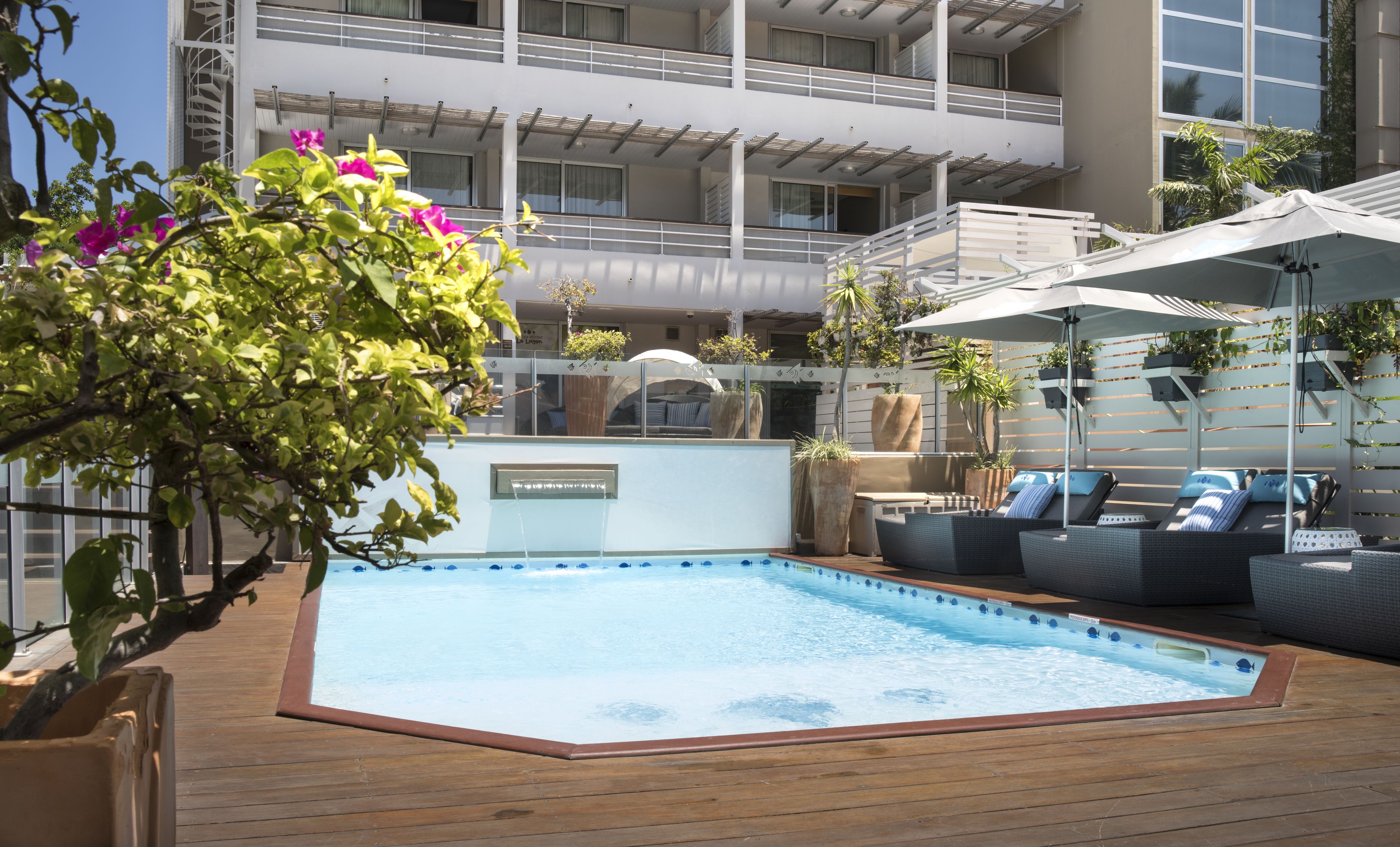 Piscine extérieure, parasols de plage, chaises longues