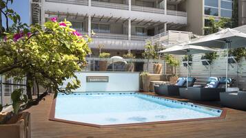 Piscine extérieure, parasols de plage, chaises longues