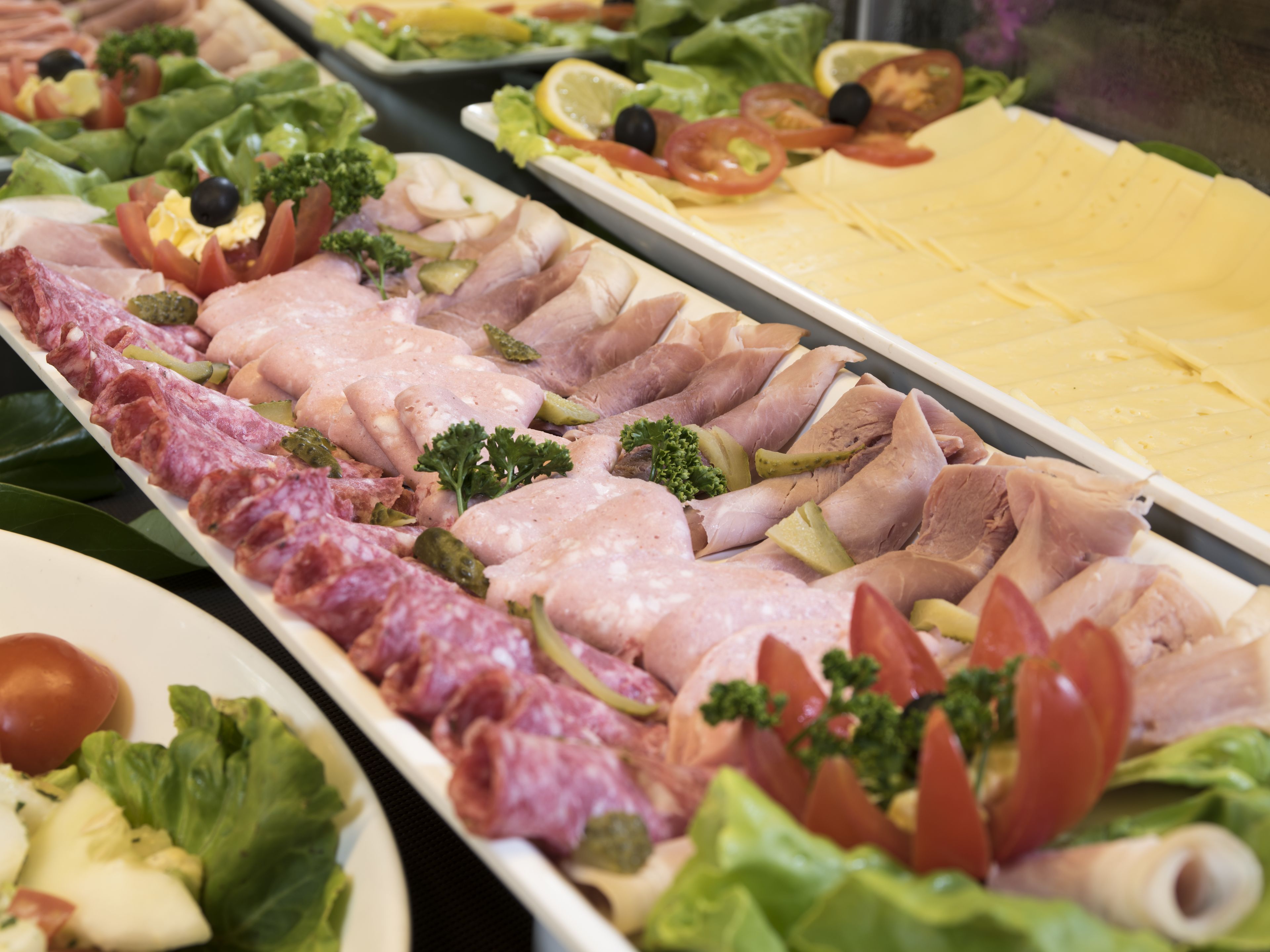 Ein reichhaltiges Buffet mit verschiedenen Fleisch-, Käse- und Beilagen.