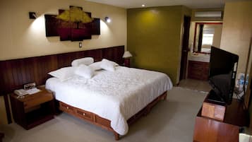 Habitación estándar, 1 cama King size | Camas Tempur-Pedic, muebles diferentes y escritorio