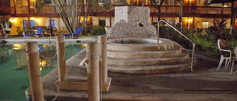 2 piscine all'aperto, lettini