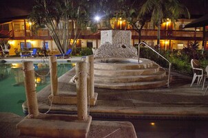 2 室外游泳池，日光浴躺椅