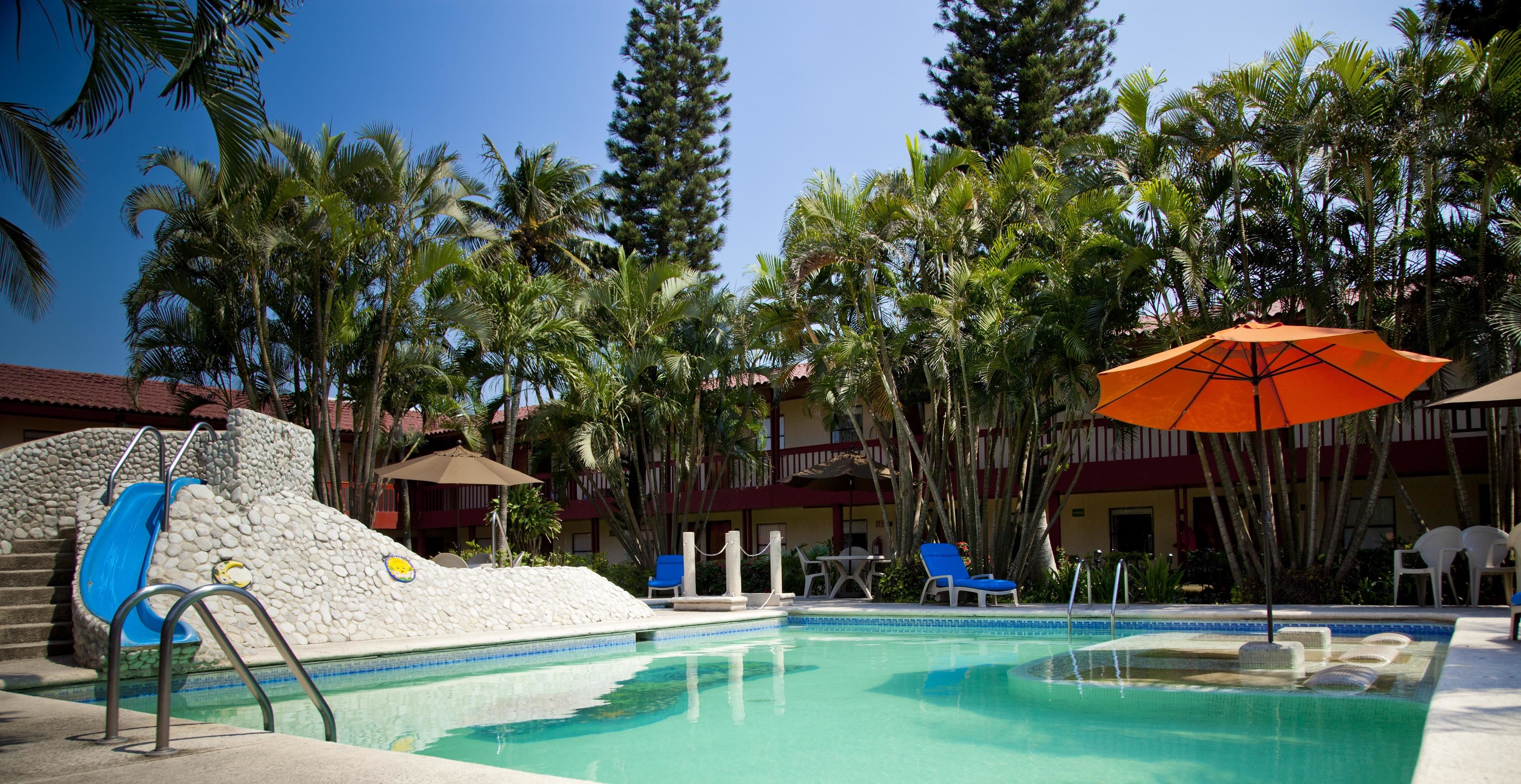 2 udendørs pools, liggestole