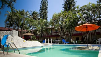 2 AuĂenpools, LiegestĂŒhle