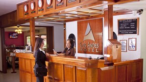 A reception desk at the Los Andes Hotel with clocks displaying time for Tokyo, Sydney, Moscow, and Mexico, D.F. - Hotel Los Andes (Coatzacoalcos)