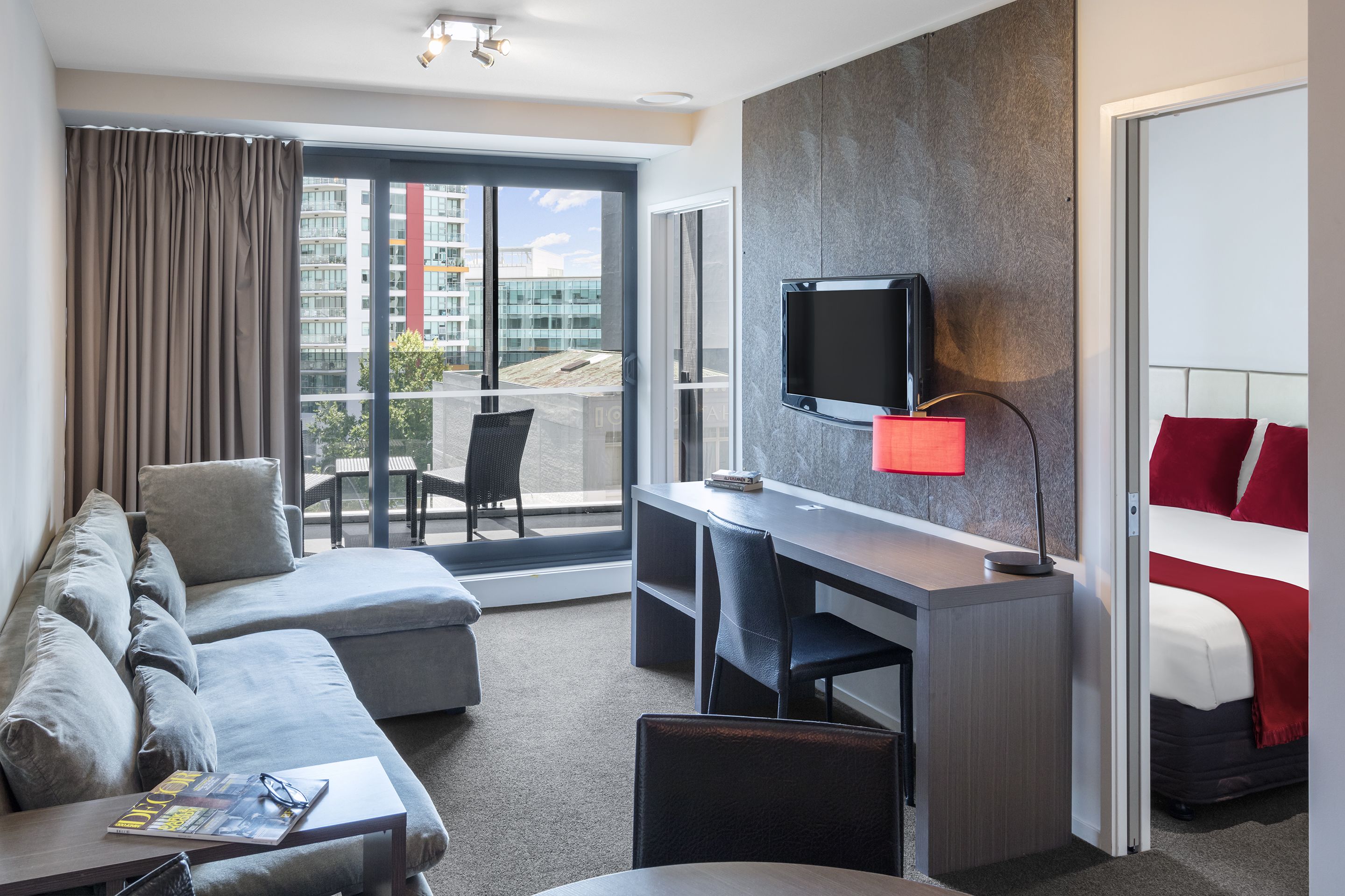 تلفزيون إل سي دي بحجم 32-بوصة يعرض قنوات تلفزيونية باشتراك مدفوع