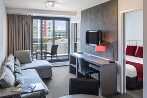 Een 32-inch lcd-televisie met kabelzenders en een televisie