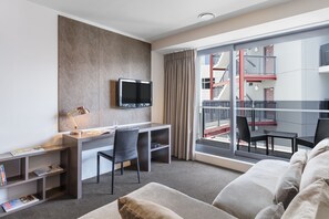 Standaard appartement, 1 slaapkamer | Woonruimte | Een 32-inch lcd-televisie met kabelzenders en een televisie