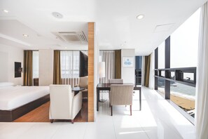Superior Suite | Premium bedding, down duvets, memory-foam beds, minibar - Sunset Hotel (Busan)