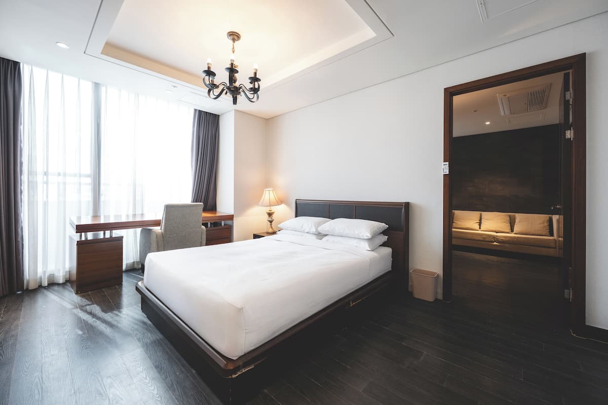 Familie suite, gedeeltelijk uitzicht op zee | 1 slaapkamer, luxe beddengoed, donzen dekbedden