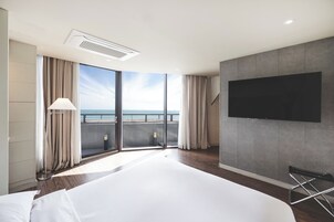 Executive Suite - Wide Terrace | Premium bedding, down comforters, memory foam beds, minibar