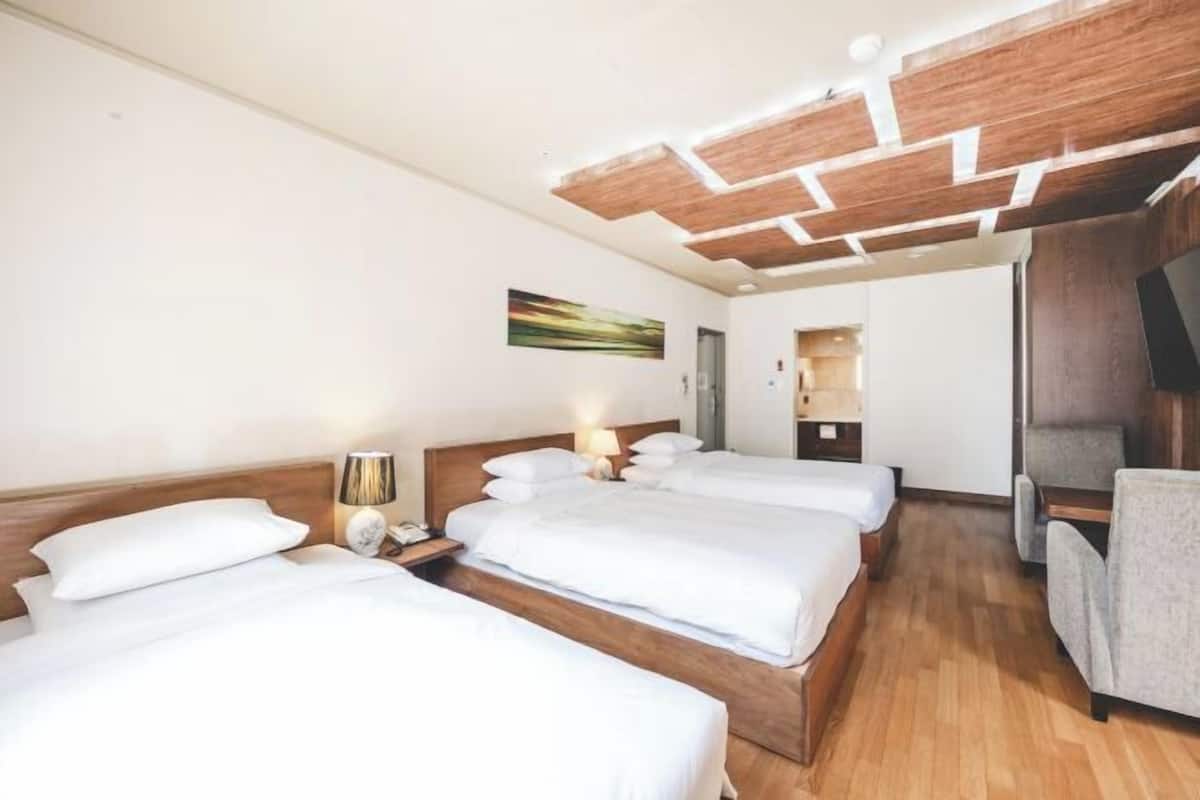 1 bedroom, premium bedding, down comforters, memory foam beds
