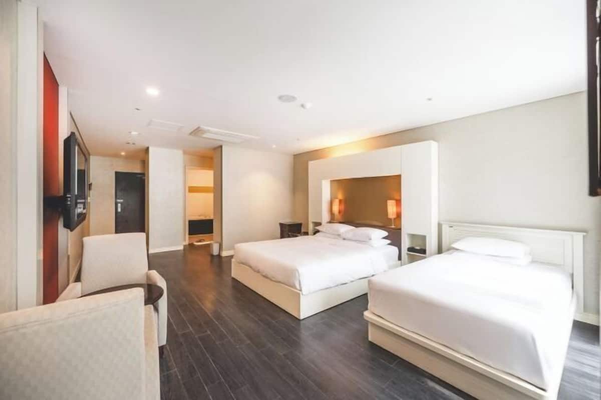 1 bedroom, premium bedding, down comforters, memory foam beds